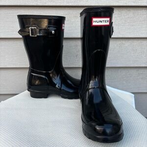 Hunter Original Short Gloss Rain Boots in black natural vulcanized rubber. Size6